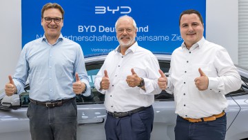 Von links: BYD-Deutschlandchef Lars Bialkowski, Häusler-Geschäftsführer Michael Rappl und Michael Kranz, Gesamtvertriebsleiter Neuwagen und BYD-Markenverantwortlicher im Autohaus Häusler.