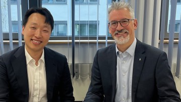 Christian Frey, CCO Creditplus Bank AG, Hoijong Ha, Geschaeftsfuehrer KGM Europe GmbH. Bildrechte Creditplus