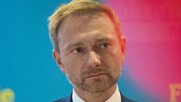 Lindner vs. Habeck: Wird die E-Auto-Prämie gestrichen?