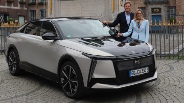 Christine-Schulze-Tergeist-Managing-Director-Stellantis-Premium-Brands-Germany-und-Dr-Klaus-Gutberlet-Geschäftsführer-der-Autohaus-Ulmen-Gruppe