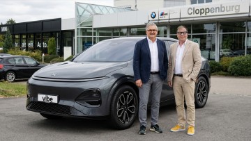 Martin Rada, Managing Director von Vibe Moves You mit Kurt Schiffner, Brand Manager Xpeng/Maxus.