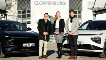 Kai Qian, Country Manager Xpeng Deutschland, Vera Paller, Standortleiterin, und Bart Gerris, Vorstandsvorsitzender der Cloppenburg Gruppe (v.l.n.r.)