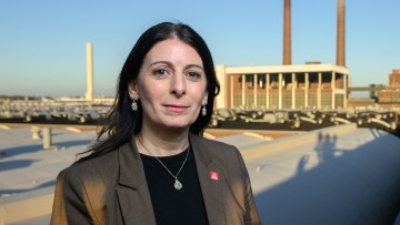 Daniela Cavallo, Vorsitzende des Gesamt- und Konzernbetriebsrats der Volkswagen AG, steht für Fotoaufnahmen im VW Stammwerk.