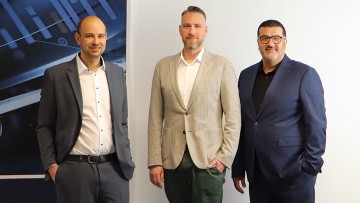 V.l.n.r.: Stefan Behringer (Head of National Sales Dataforce), Sebastian Struck (Geschäftsführer Autobusiness Partner Service GmbH) und Levent Simal (Geschäftsführer Dataforce)