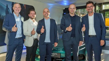 V.l.n.r.: Klaus Hartmann (Regional Sales Director Denza), Timo Klaissle (Network Manager Denza), Volker Knapp (Geschäftsführer Autowelt Ebert), Dominik Bessler (Sprecher der Geschäftsleitung Autowelt Ebert) und Patrick Schulz (Commercial Director BYD Deut