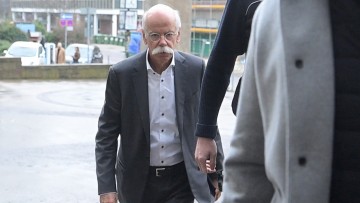 Dieter Zetsche, ehemaliger Daimler-Vorstandsvorsitzender geht in einen Eingang des Gebäudekomplexes, in dem sich das Landgericht und Oberlandesgericht Stuttgart befinden. Klagenden Anleger werfen in einem Kapitalanleger-Musterverfahren der Mercedes-Benz G