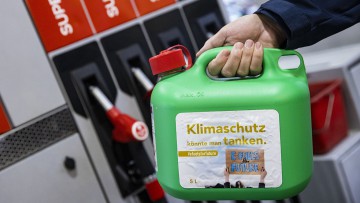 E-Fuels-Kannister an Tankstelle