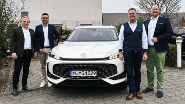 V.l.n.r.: Bernd Baldus (Sprecher der Geschäftsführung Ebert Gruppe), Patrick Schulz (Vice President Sales MG Motor Deutschland), Michael Strietzel (Markenverantwortlicher & Verkaufsleiter SsangYong Ebert Gruppe) und Karsten Dornheim (Brand Manager Maxus D