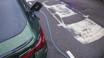 Ein Elektrofahrzeug von BMW lädt an einer Ladesäule. 