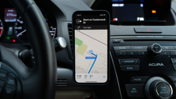 Fahrzeug-Cockpit mit Smartphone
