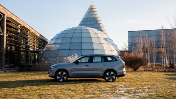 Volvo EX90 vor Dänischem Pavillon in Hannover