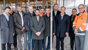 V.l.n.r.: Matthias Nölke (Stadtkämmerer Stadt Kassel), Frank Althoff (Bauleiter Ten Brinke), Marcus Birnbaum (Leiter Bau- und Immobilienabteilung Glinicke), Eddie Hillebrink (Projektleiter Ten Brinke), Davide Perillo (Firmenkundenberater Kasseler Sparkass