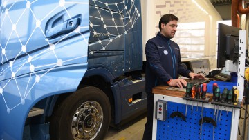 Hauptuntersuchung: Ein Lkw steht in einer Prüfhalle