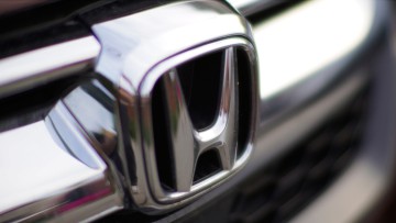 Das Honda-Logo an einem Automodell