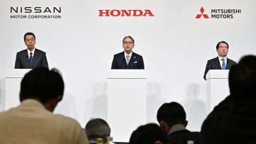 Nissan-Chef Makoto Uchida, Honda-Präsident Toshihiro Mibe, and Mitsubishi Motors Präsident Takao Kato bei einer Pressekonferenz