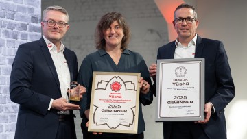Holger M. Obst, Head of Automobile Honda Germany, Carmen Eckardt und Frank Engels, CSO Field & Planning Department Manager, bei der Award-Verleihung