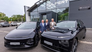 Michael Webels, Sprecher der Geschäftsführung der Hülpert Unternehmensgruppe, Riccardo Kuhn, Brandmanager XPENG bei Hülpert, und Thomas Giepen, Geschäftsführer Hülpert Mobility Holding GmbH (v.l.n.r.)