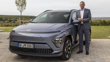 Jürgen Keller mit dem neuen Hyundai Kona