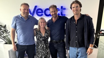 V.l.n.r.: Philipp Posselt (Veact), Michelle Wells, Jens Monsees (beide Infomedia) und Tobias Hetfleisch (Intellegam)
