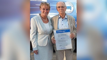 Sylvia Gerl zeichnete Ingo Meyer 2023 mit der goldenen Ehrennadel der BFC aus.