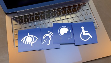 Laptop mit Icons rund um Barrierefreiheit