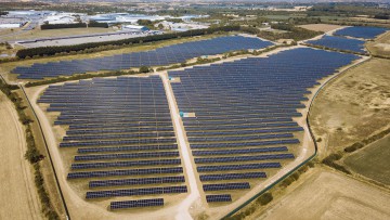 Jaguar Land Rover hat in Gaydon einen neuen Solarpark in Betrieb genommen, der mit einer Fläche von 26 Hektar bis zu 31 Prozent des dortigen Energiebedarfs deckt.