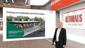 Sprecher vor Chart in einem Studio