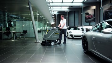 Kaercher Reinigung im Autohaus