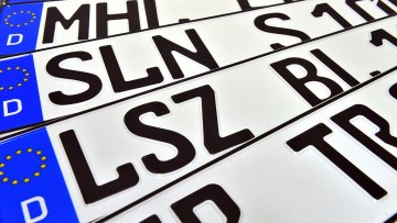 Alte Autokennzeichen der Thüringer Städte Schmölln, Bad Lobenstein, Bad Langensalza und Zeulenroda-Triebes.