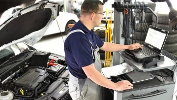 Werkstattmitarbeiter bei der Fahrzeugdiagnose