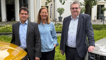 Michael Martensen, Verkaufsleiter für Europ bei KGM, Marketingleitern Ute Margetts und Aftersales-Leiter Axel Birken