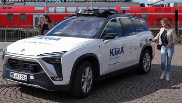 Hessen, Darmstadt: Im Projekt "Kira" transportieren autonom fahrende Autos Fahrgäste des öffentlichen Nahverkehrs. Das Pilotprojekt testet den Betrieb zunächst in Südhessen. Der Projektname "Kira" steht für „KI-basierter Regelbetrieb autonomer On-Demand-V