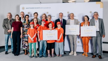 44. KS Energie- und Umweltpreis (v.l.n.r.): Jurymitglieder Dr. Marcel Schoch, Dr. Julia Kinigadner, Prof. Dr.
Dieter Anselm, Anika Rexroth und Peter Russ, beide Karos Mobility, Christine Völzow, KS Jury, in Orange die
Kids und die Vorstände Dagmar Krome