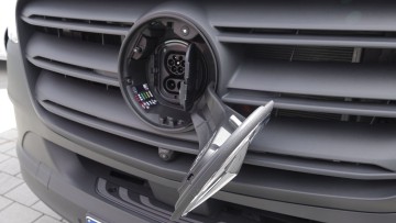 Geladen wird am e-Sprinter vorn mit 11 kw (AC) oder 115 kW (DC).