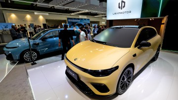 Fahrzeuge des chinesischen Autoherstellers Leapmotor stehen während der Internationalen Automobil-Ausstellung am Messestand von Leapmotor.