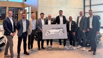 (v.l.) Michael Damrath (District Manager Sales, Kia Deutschland), Benedikt Bucher (Director Sales, Kia Deutschland), Miguel Zas (Director Retail Network Development, Kia Deutschland), Jong Kook Lee (Präsident Kia Deutschland), Frank Levy und Frank Ulf Per