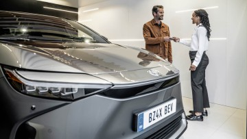 Toyota Versicherungen seit 25 Jahren im Autohaus: Vom analogen Prozess zur vernetzten Mobilität