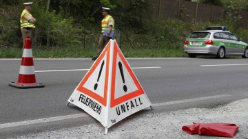 Polizisten auf der Autobahn: Unfall-Mitschuld wegen mangelnder Verkehrs-Beobachtung .