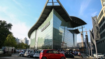 Außenansicht der Mercedes-Benz-Welt am Salzufer. Der Autobauer Mercedes-Benz verkauft seine Autohäuser in Berlin und Brandenburg.