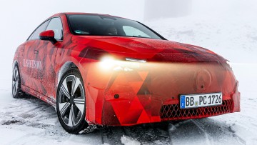 Mercedes CLA als roter Erlkönig bei Wintertests