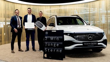 Überreicht wurde der "Junge Stern" an seinen neuen Besitzer Harun Önem in der Mercedes-Niederlassung München von Kirsten Ehrlich, Leiterin Produkt- und Verkaufsmanagement Gebrauchtfahrzeuge MBD, sowie Verkaufsleiter Francesco Patacca (li).