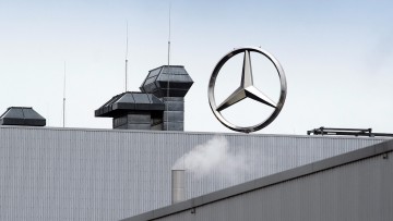 Ein Mercedes-Stern der Mercedes-Benz-Ludwigsfelde GmbH dreht sich über den Hallen im Gewerbegebiet. 
