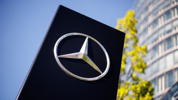  Der Mercedes-Stern, das Markenlogo von Mercedes-Benz, ist am 10.05.2024 auf einer Stele vor einer Niederlassung des Automobil-Herstellers in München (Bayern) zu sehen. 