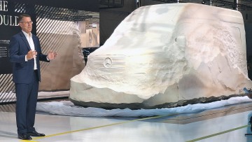 Mit der Skulptur "THE BOuLDER" zeigt Mercedes-Vans-Chef Thomas Klein erste Design-Details des nächsten Sprinter.