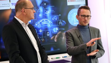 Ralph M. Meunzel (l.) und Prof. Benedikt Maier bei der Vorstellung der Digitalstudie 2024