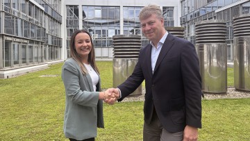 Axel Juhre beglückwünscht Michelle Hille zur neuen Position.