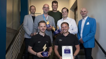 Hinten, v. l. n. r.: 
Marcus Weller, Abteilungsleiter Wirtschaft beim Zentralverband Deutsches Kraftfahrzeuggewerbe ZDK und Jurymitglied der Goldenen Batterie 2026
Dean Aquino, Gewinner der Goldenen Batterie 2026 in der Kategorie „Bester E-Auto-Verkäufe