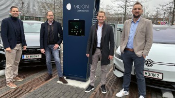 Markus Tatzer, Geschäftsführer Moon Power Deutschland, Thomas Rath, Ressortleiter Vertrieb und Services der Volkswagen OTLG, Kilian Becker, Kaufm. Leiter Moon Power Deutschland, und Thomas Reitsammer, Leiter Business Development Moon Power