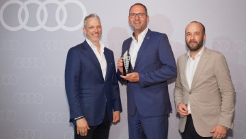 Alexander Pflaum, Geschäftsführer Motor-Nützel (Mitte), nahm die Auszeichnung als Sieger des "Audi Business Cup" Mitte Juni von Philipp Noack, Leiter Vertrieb Deutschland Audi(li.), und Thomas Ippendorf, Leiter Vertriebsorganisation Deutschland Audi, entg