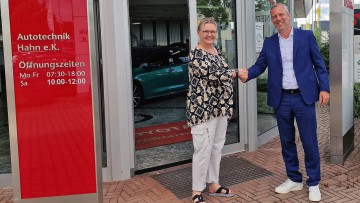 Motor-Nützel übernimmt den etablierten Toyota Partner Autotechnik Hahn. Die bisherige Chefin Barbara Hahn (li.) bleibt am Standort als Betriebsleiterin aktiv. Thomas Bezold, der Ver-triebsgeschäftsführer der Motor-Nützel Automobile GmbH, freut sich über d